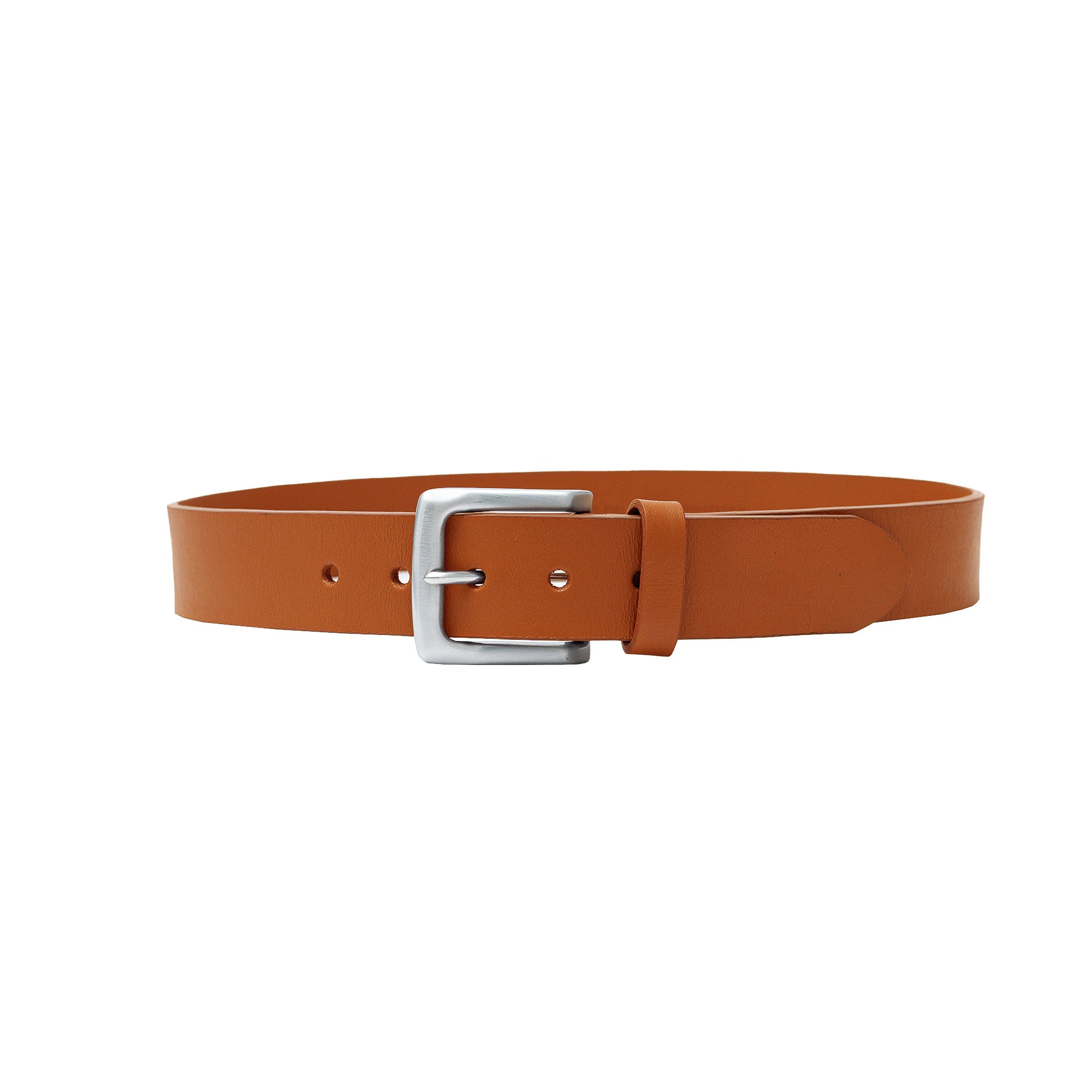 Men’s tan leather belt in full grain calfskin. Perfect with denim, chinos, or casual pants.