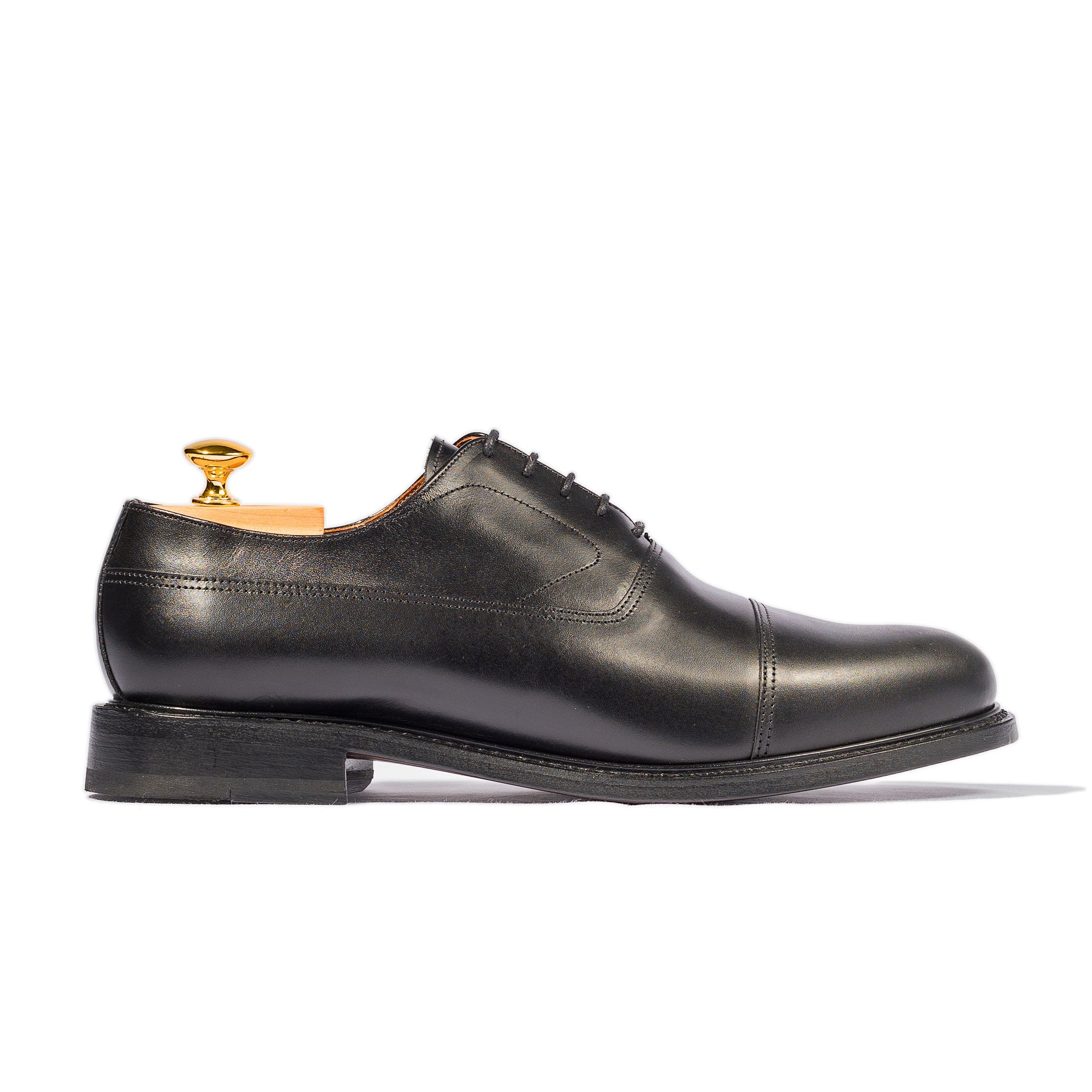 Leather oxford shoes with cap toe crafted using goodyear welted construction