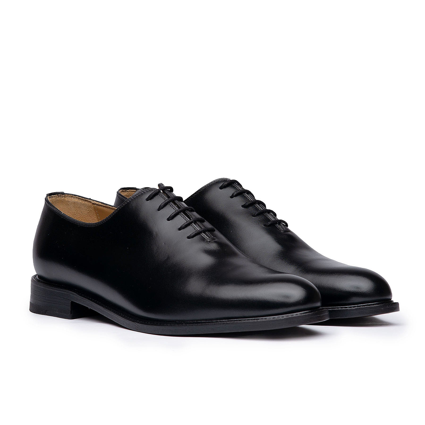Oxford wholecut shoes crafted using full grain calfskin with 5 eyelets and leather sole