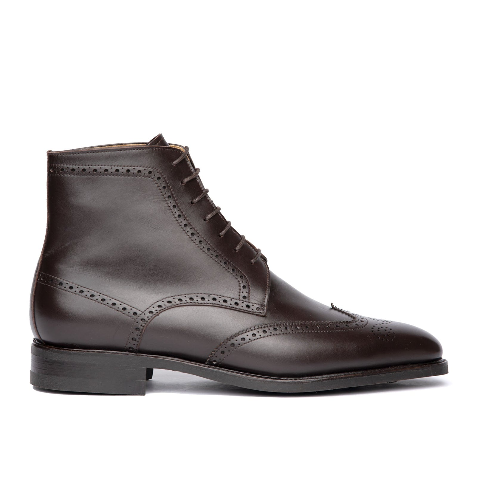 Mens brown wingtip boots featuring box calfskin, fully leather lined and brogues perforation.