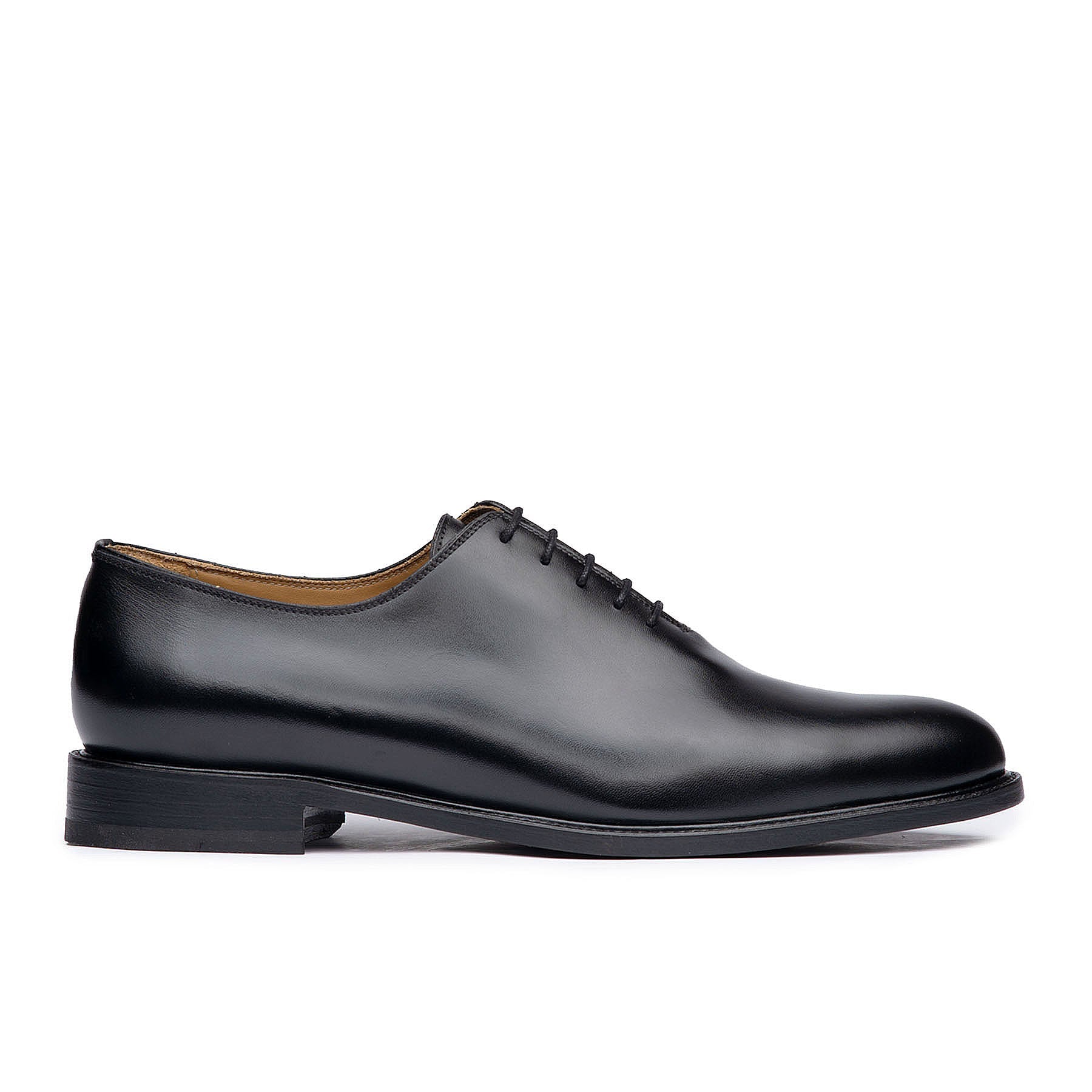 Oxford wholecut shoes crafted using full grain calfskin with 5 eyelets and leather sole
